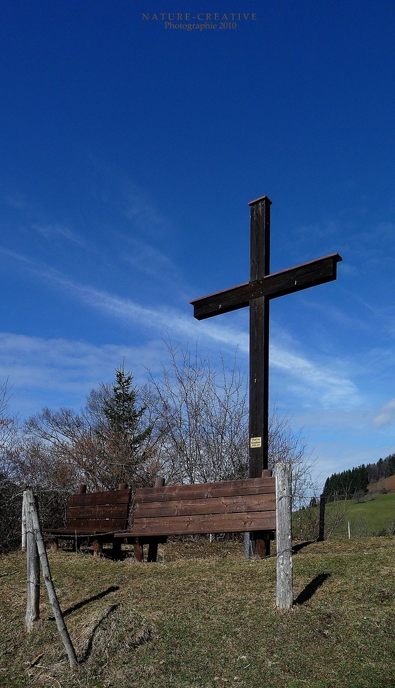 "Gipfelkreuz des Kapfs (auf 900m) bei Missen-Wilhams"