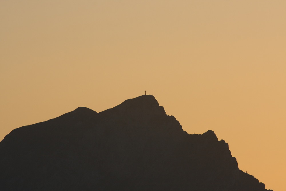 Gipfelkreuz im Abendlicht