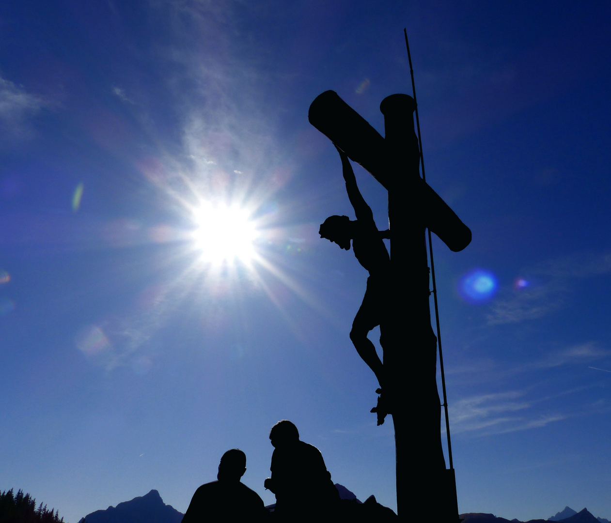 Gipfelkreuz im Gegenlicht