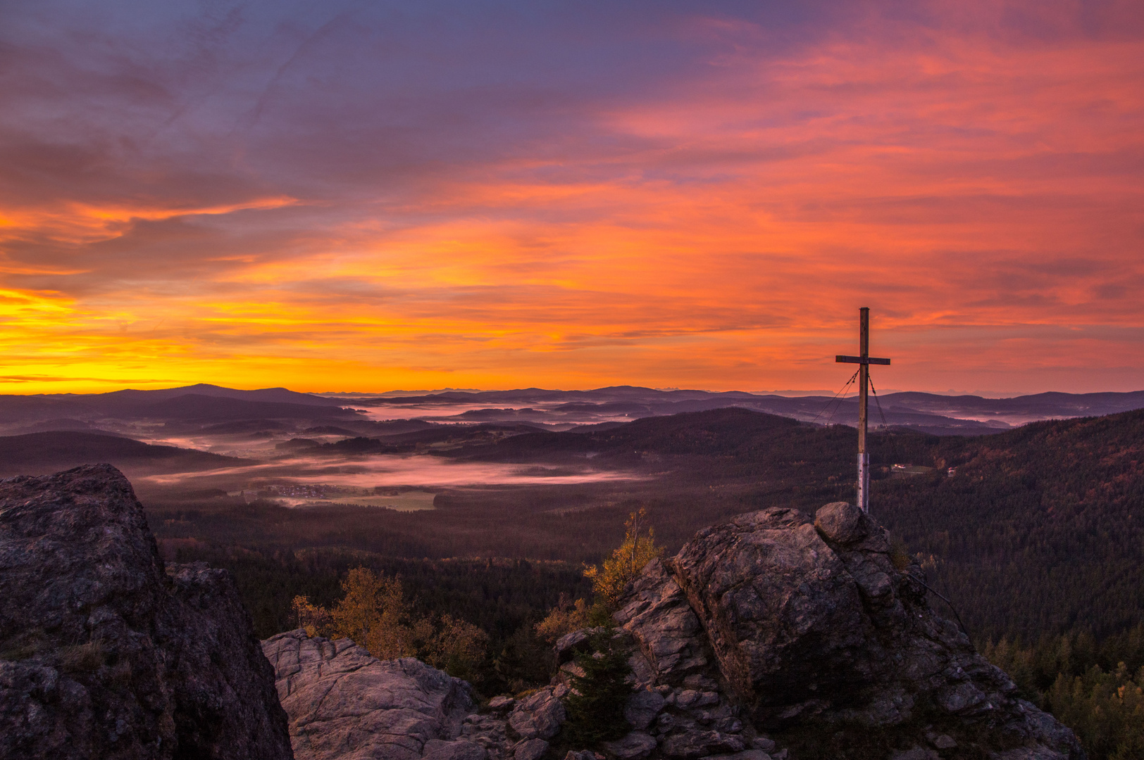 Gipfelkreuz im Morgenrot