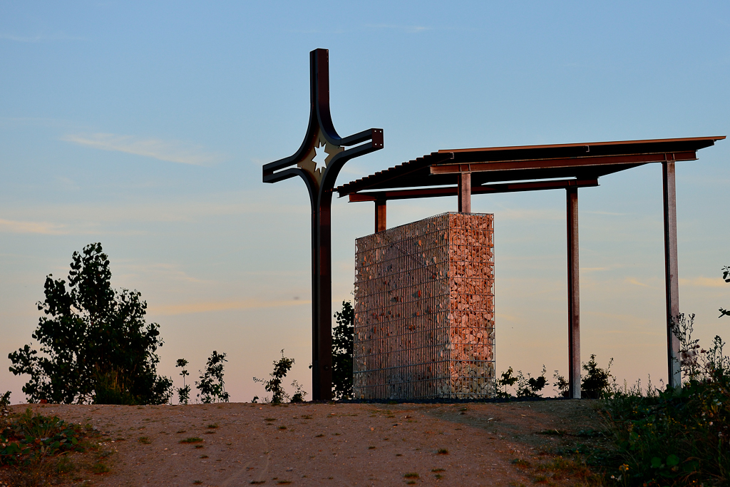 Gipfelkreuz im rekultiviertem Tagebau Bergheim