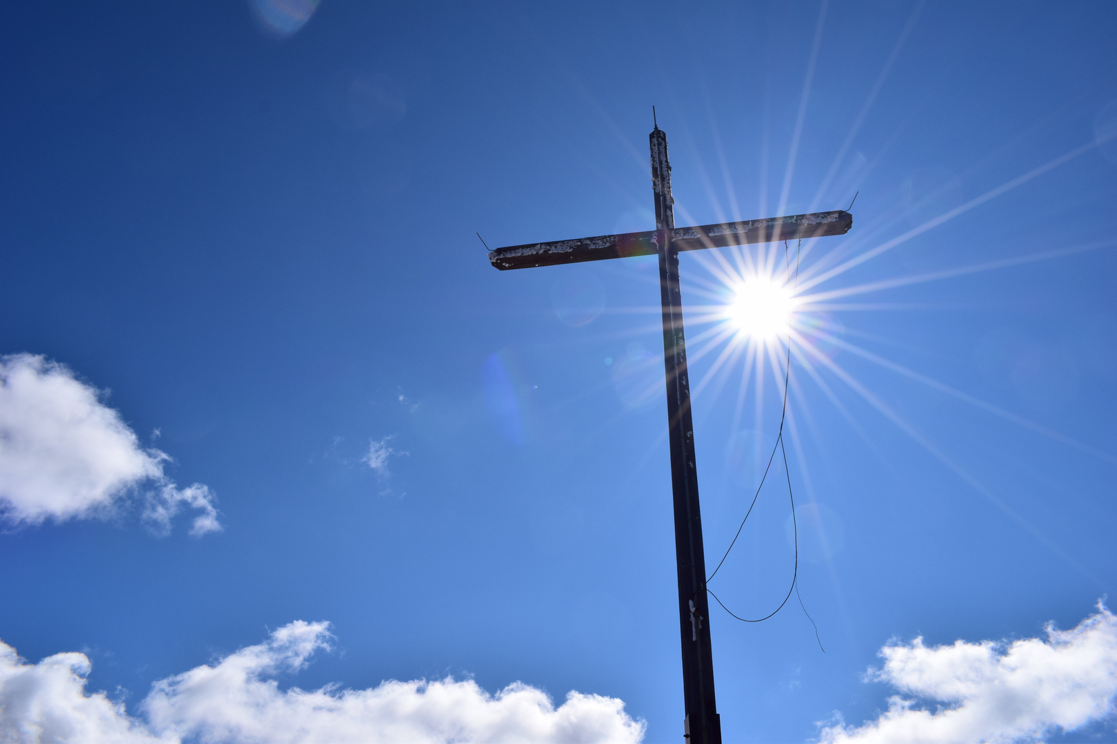 Gipfelkreuz im Sonnenschein