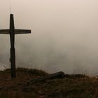 Gipfelkreuz in den Wolken