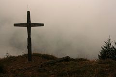 Gipfelkreuz in den Wolken