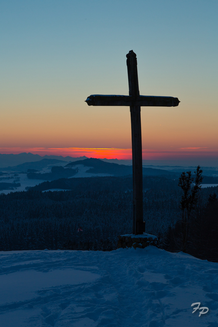 Gipfelkreuz in der Abenddämmerung