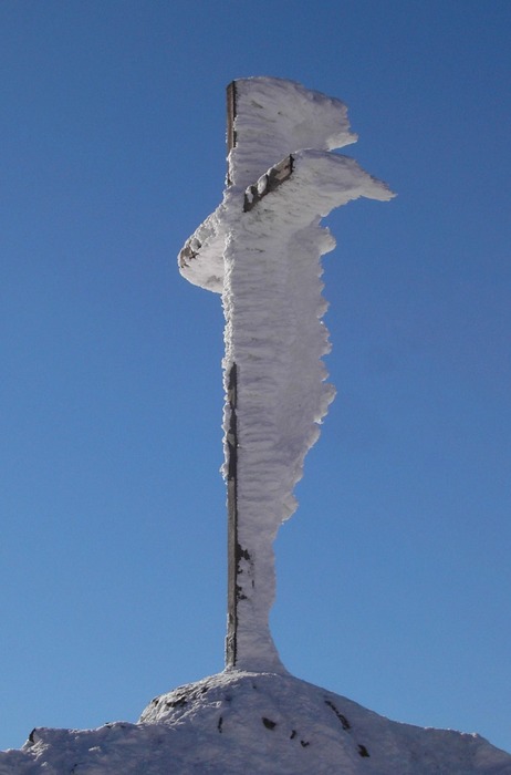 Gipfelkreuz in Sonne und Eis