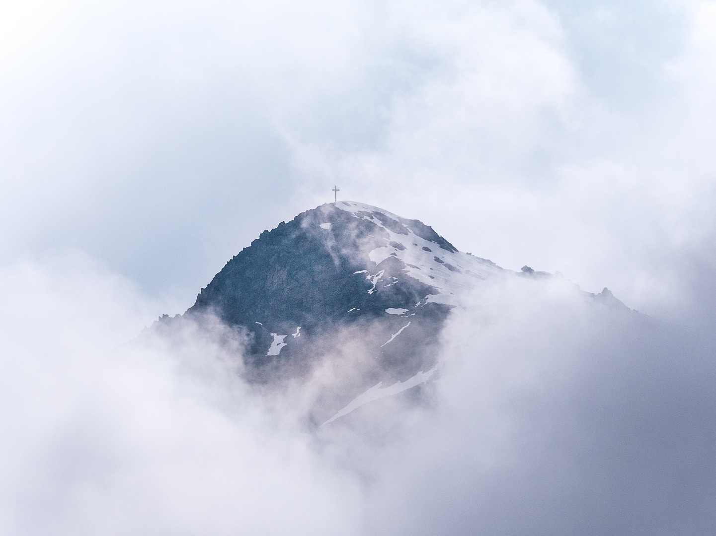 Gipfelkreuz in Wolken