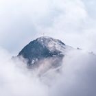 Gipfelkreuz in Wolken