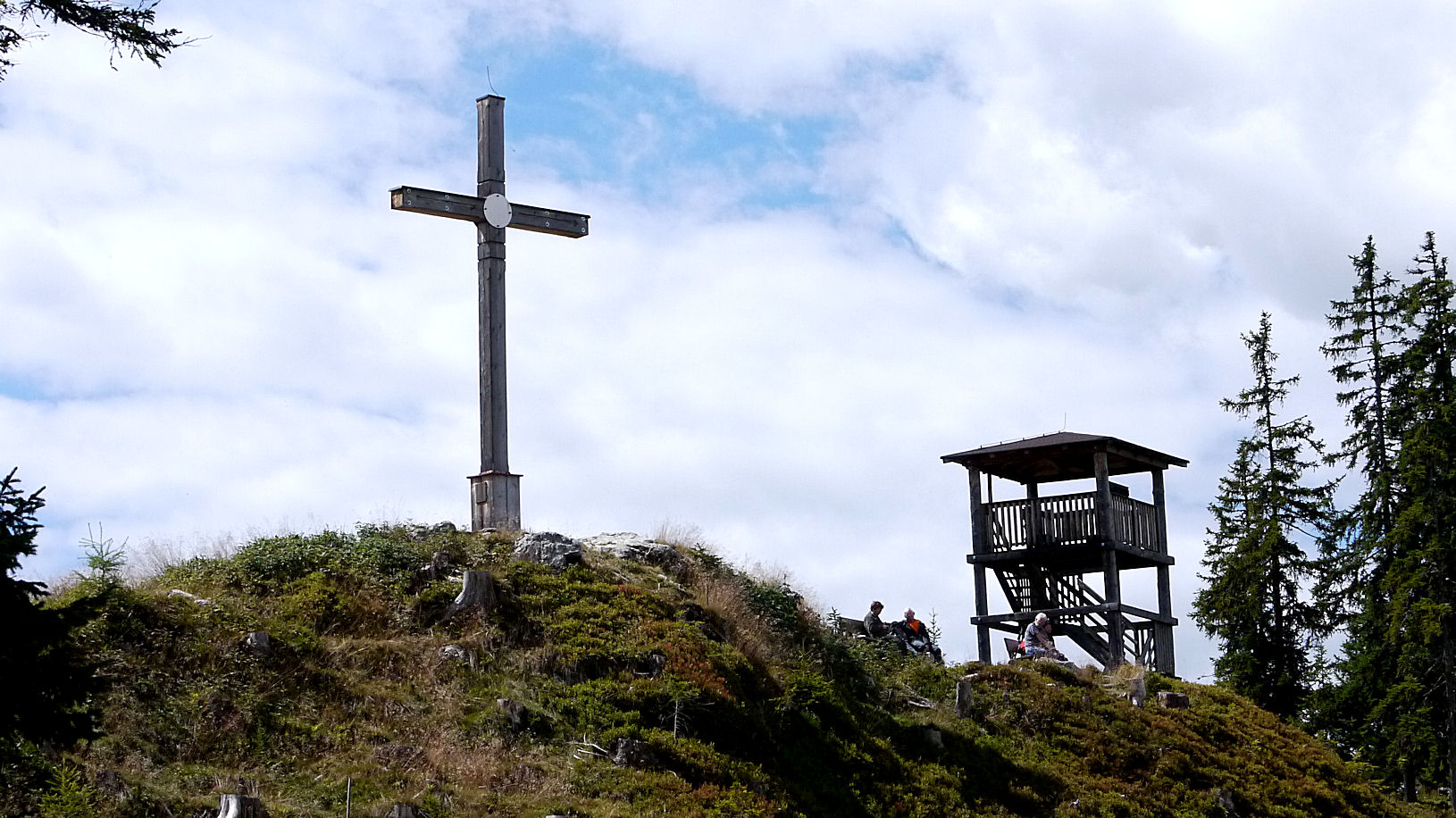 Gipfelkreuz mit Aussichtsturm