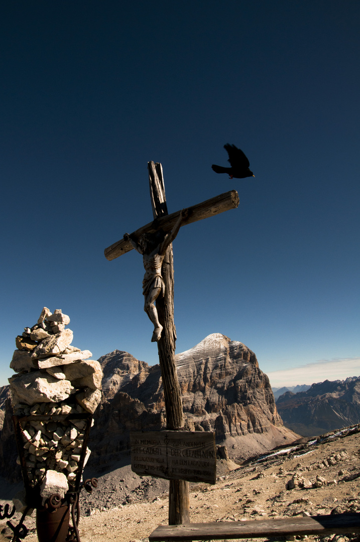 Gipfelkreuz mit flüchtender Dohle