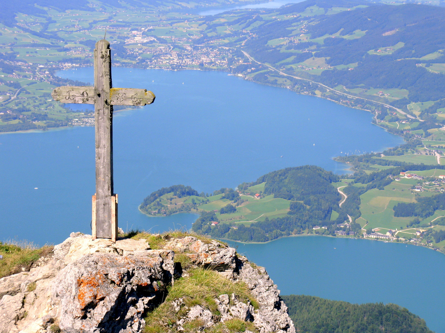 Gipfelkreuz mit Mondseeblick