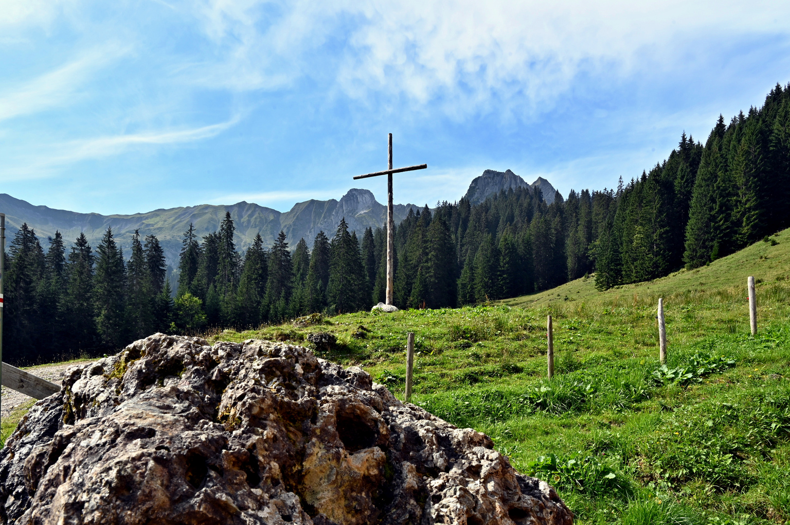 Gipfelkreuz neben der Hütte