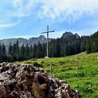 Gipfelkreuz neben der Hütte