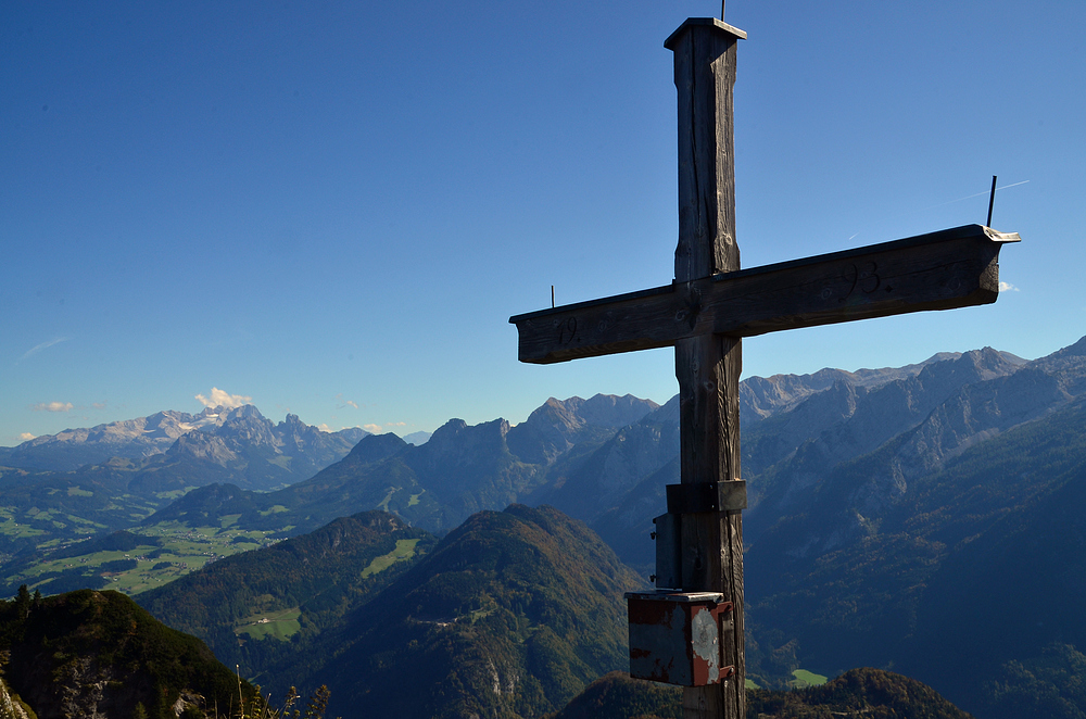 Gipfelkreuz Schwarzerberg vor Dachstein und Tennengebirge