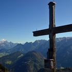 Gipfelkreuz Schwarzerberg vor Dachstein und Tennengebirge