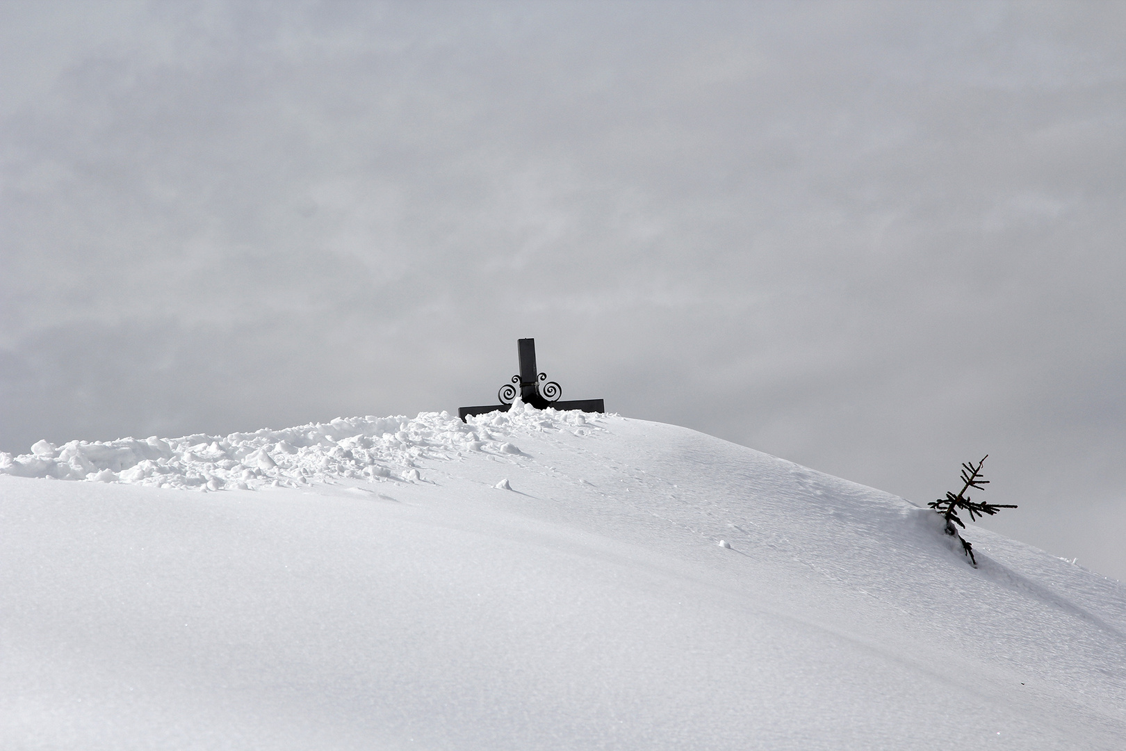 Gipfelkreuz Schweinsberg im Schnee