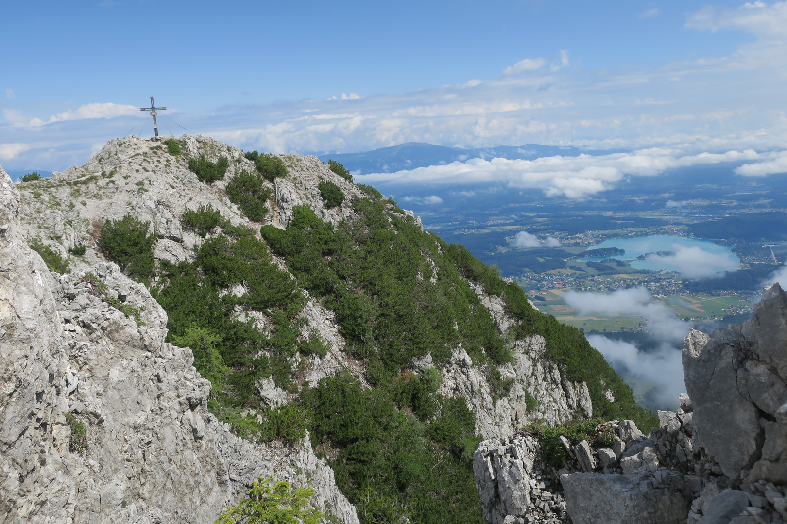 Gipfelkreuz über dem See