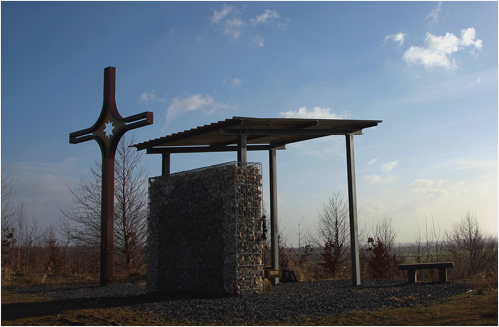 Gipfelkreuz und Unterstand