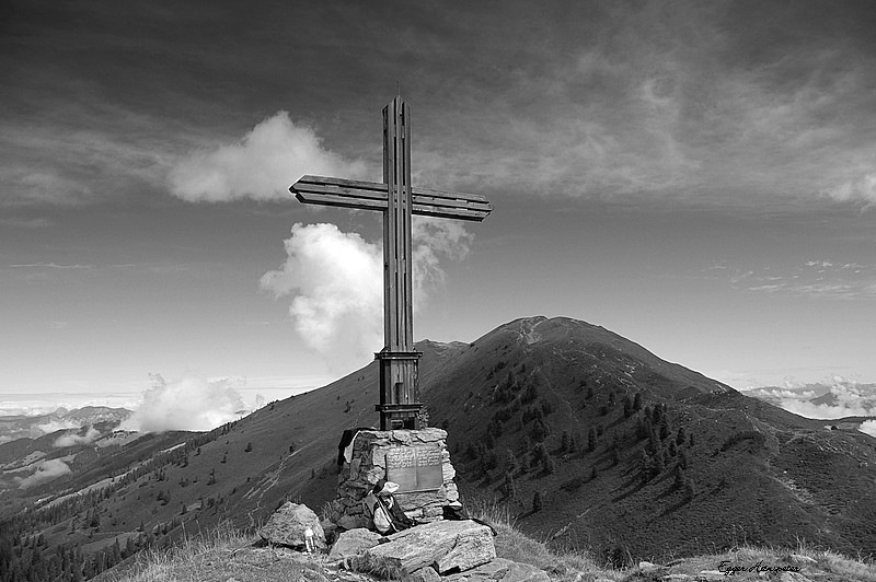 Gipfelkreuz von der Breiteggspitze mit Blick auf das Feldalphorn.