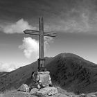 Gipfelkreuz von der Breiteggspitze mit Blick auf das Feldalphorn.