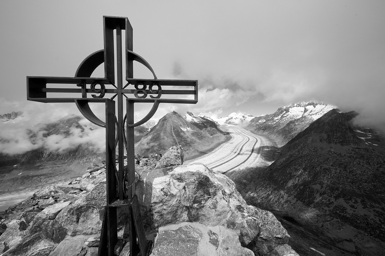 Gipfelkreuz vor dem Aletschgletscher