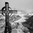 Gipfelkreuz vor dem Aletschgletscher