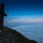 Gipfelkreuz vor Sonnenaufgang