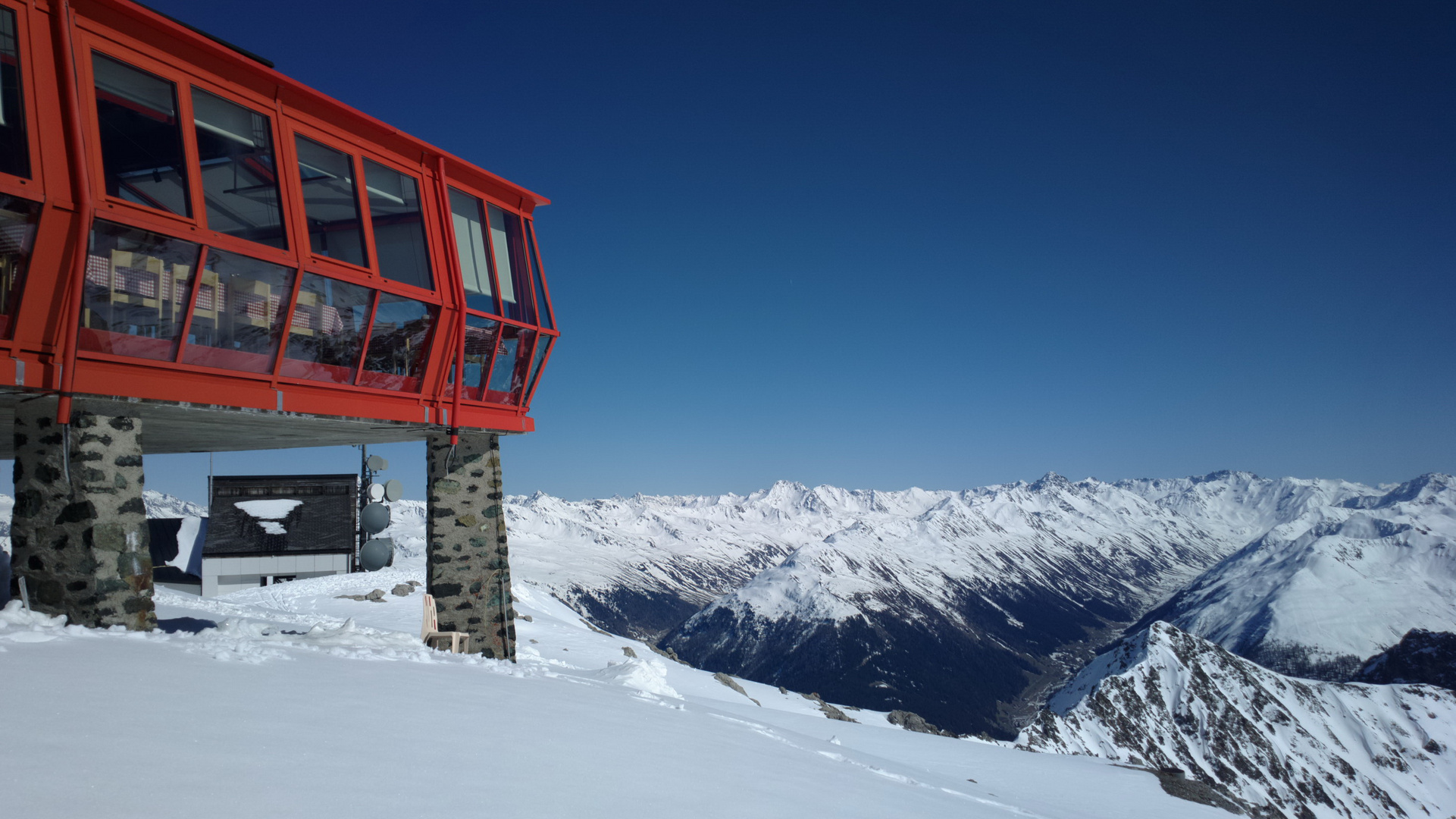 Gipfelkultur über wolkenloser Winterlandschaft mit Tal