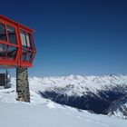 Gipfelkultur über wolkenloser Winterlandschaft mit Tal