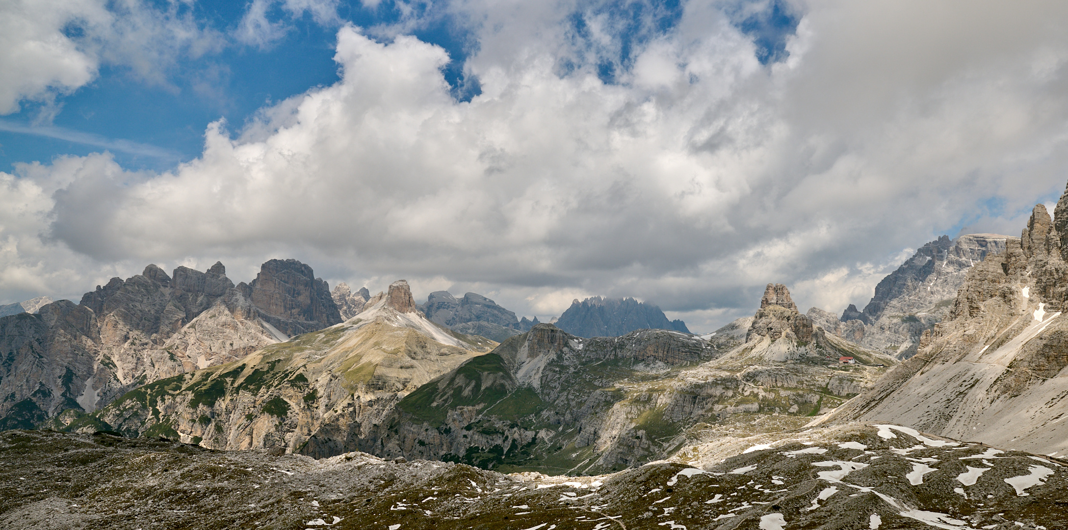 Gipfelschauen vom Paternsattel in den Sextener Dolomiten, die Hauptgipfel von rechts nach links...
