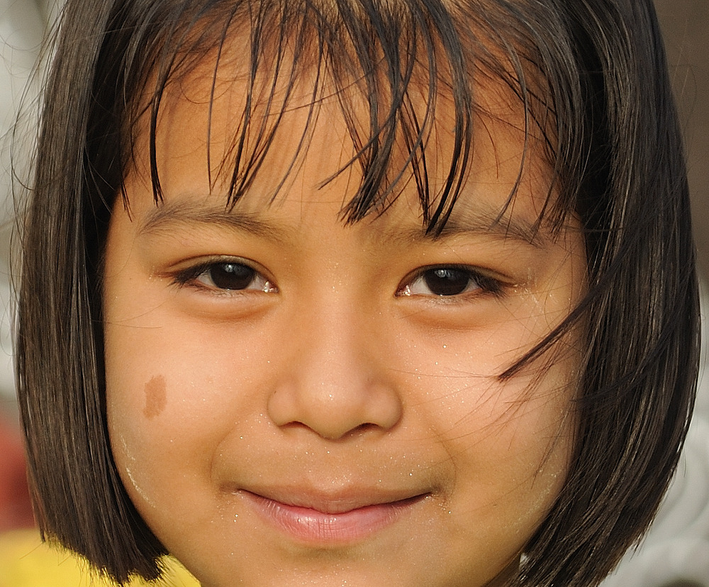 Girl at the Kyaikhtiyo Pagoda 3