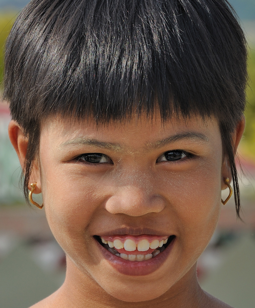 Girl at the Kyaikhtiyo Pagoda