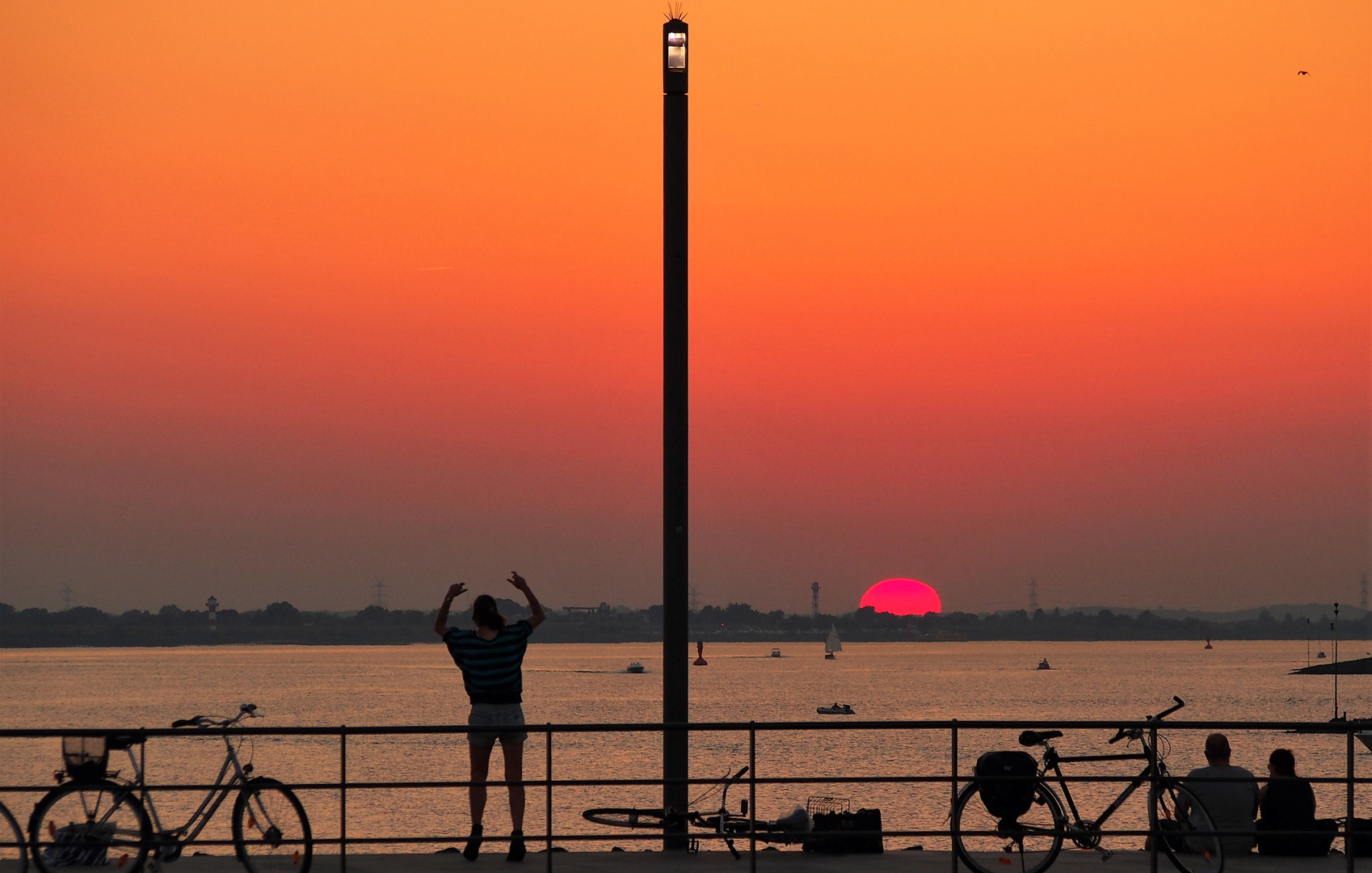 Girl Celebrating the Sunset (Wedel, September 2016)