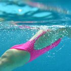 Girl im pinken Badeanzug  Unterwasser