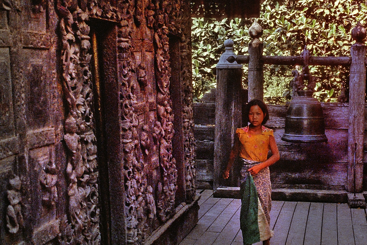 Girl in her traditionell longyi in Shwenandaw Kyaung Temple