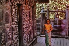 Girl in her traditionell longyi in Shwenandaw Kyaung Temple