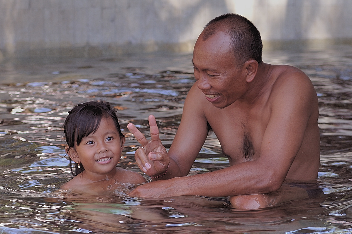 Girl taught by her father learns to swim