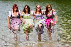 Girlies mit Dirndl im Wasser