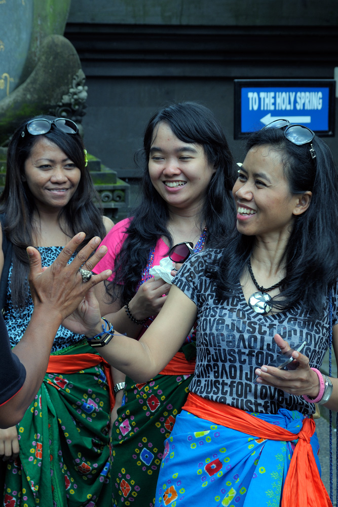 Girls come to Pura Tirta Empul