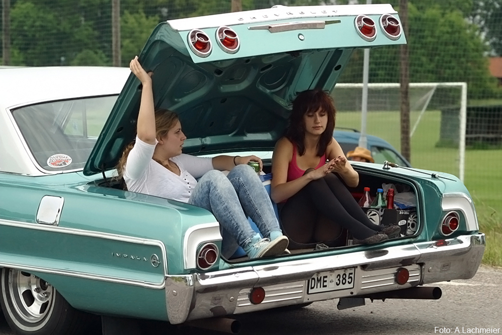 Girls in the trunk Foto & Bild street, oldtimer, menschen Bilder auf
