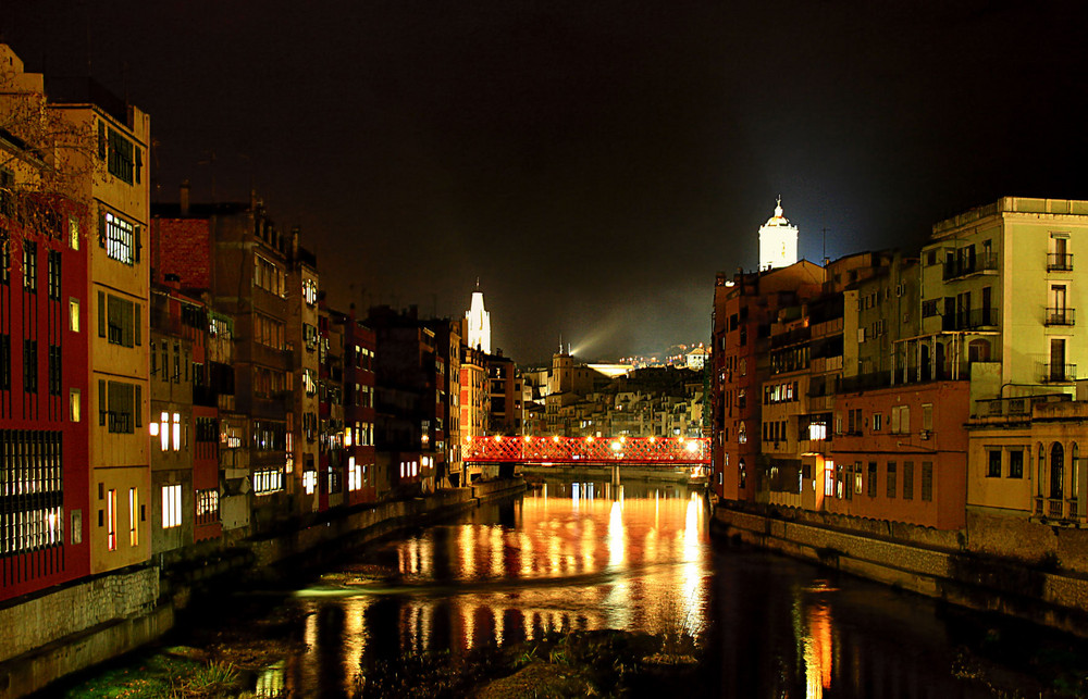 Girona bei Nacht