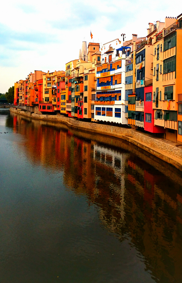 Girona - Häuser spiegeln sich im Rio Onyar