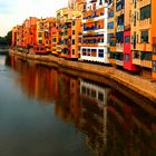 Girona - Häuser spiegeln sich im Rio Onyar