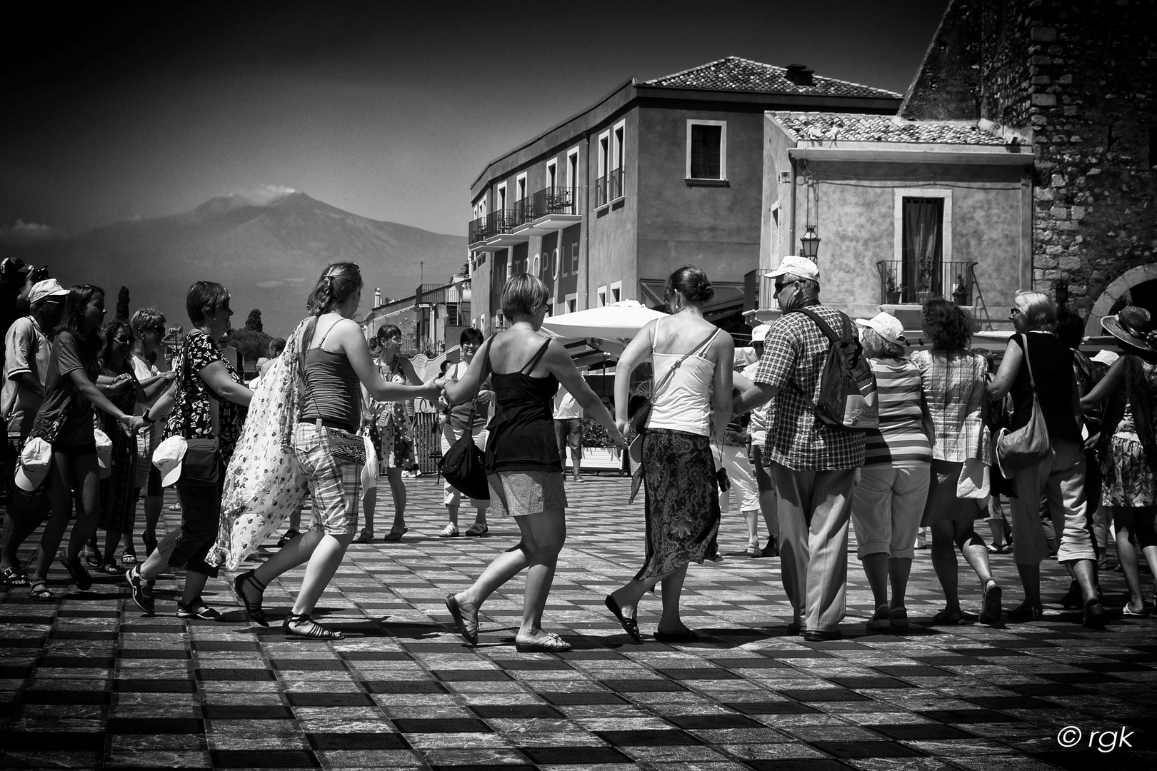 Girotondo in Piazza IX Aprile - TAORMINA