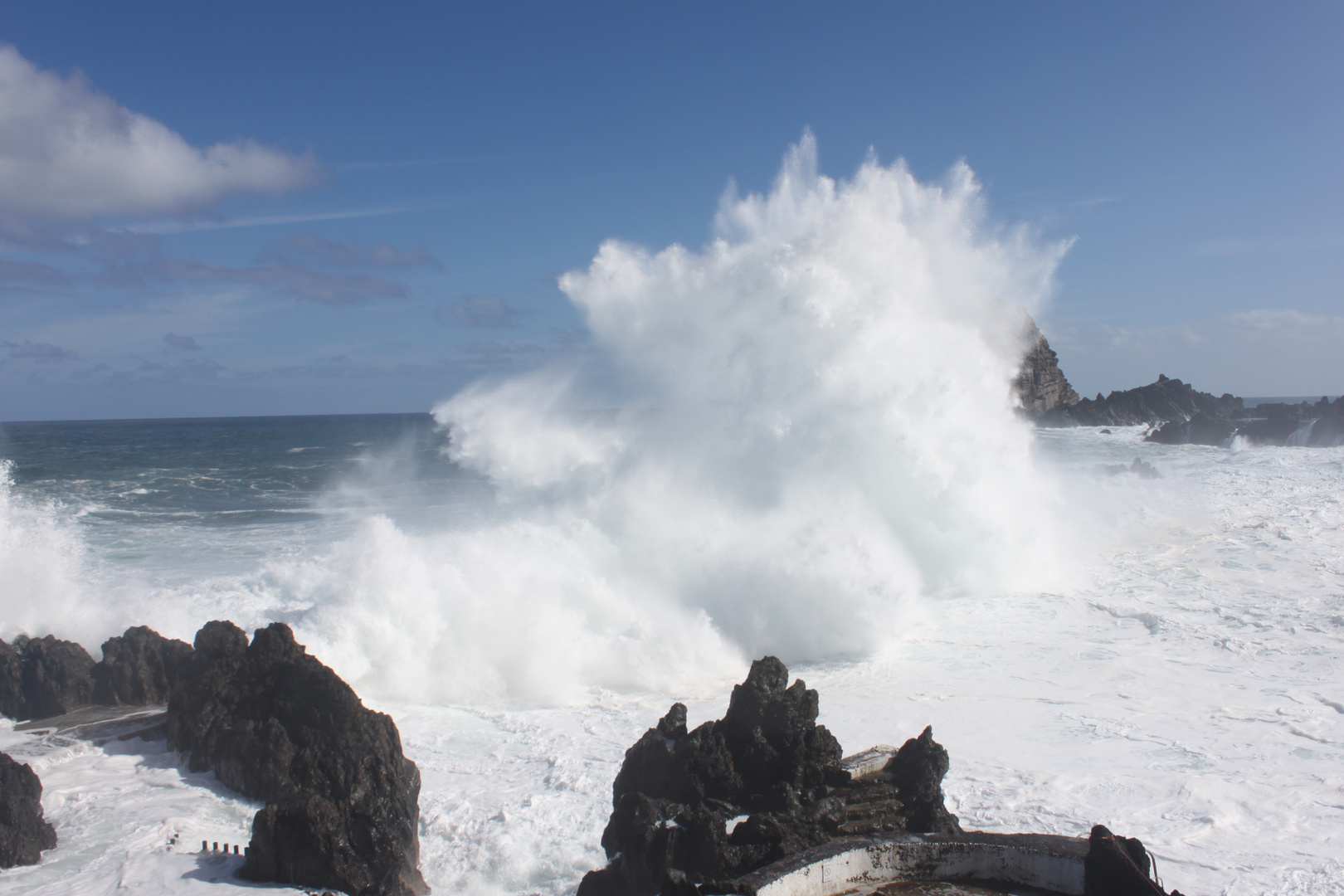 Gischt und Wellen vor Porto Moniz / Madeira