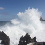 Gischt und Wellen vor Porto Moniz / Madeira