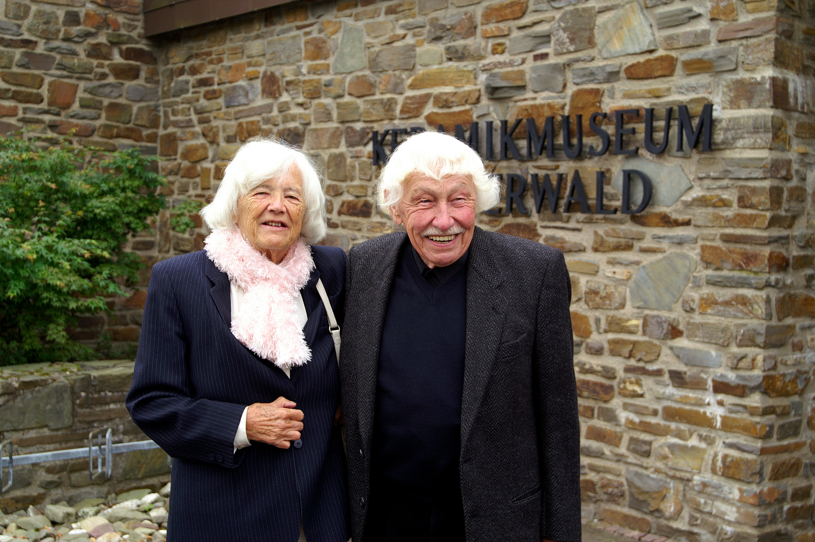 Gisela Schmidt-Reuther und Wilhem Kuch vor dem Keramikmuseum Westerwald