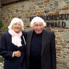 Gisela Schmidt-Reuther und Wilhem Kuch vor dem Keramikmuseum Westerwald