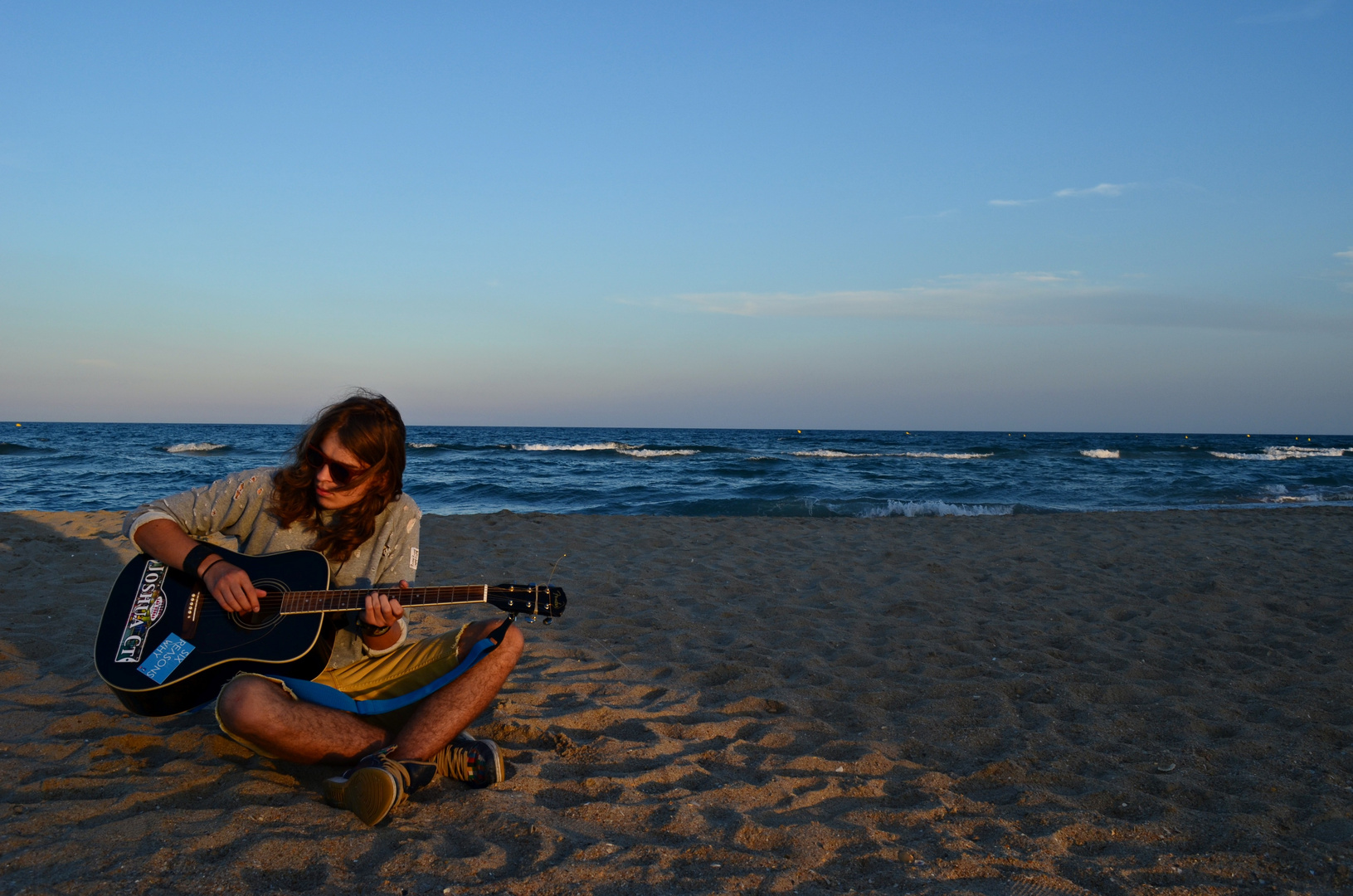 Gitarre spielend am Strand