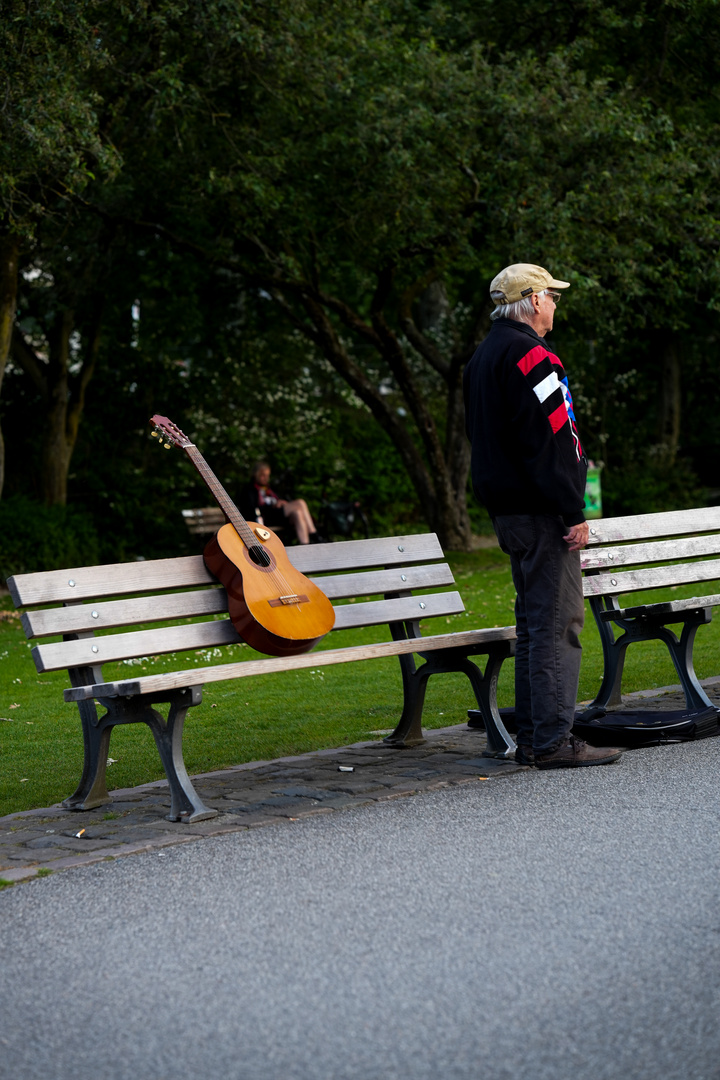 Gitarre und Mensch.
